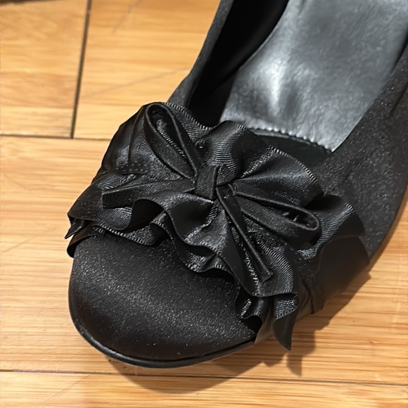 VIGOTTI black heels with front toe bow, women’s 12 - Picture 2 of 3